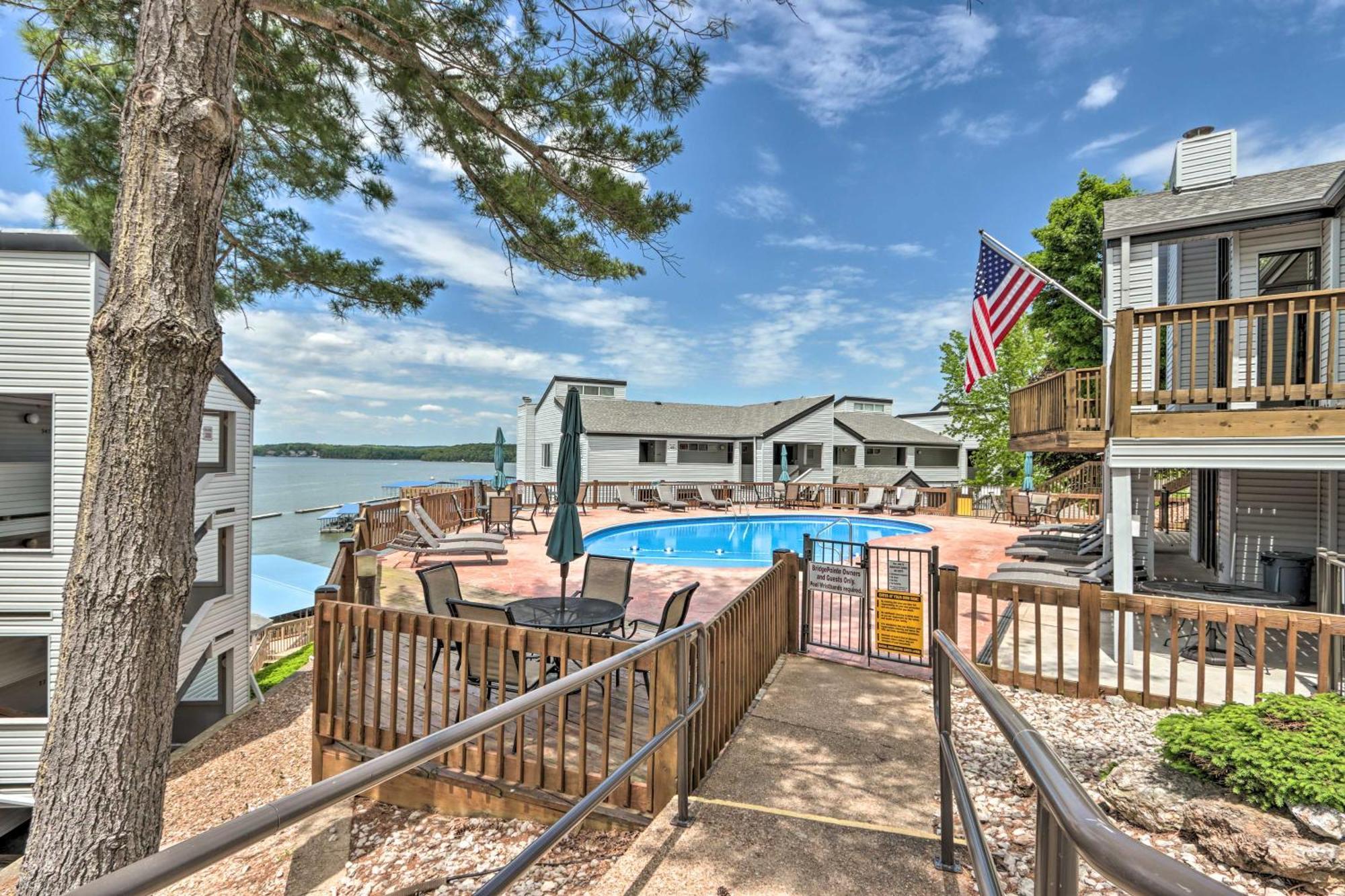 Sunny Osage Beach With Balcony And Lakefront View ภายนอก รูปภาพ